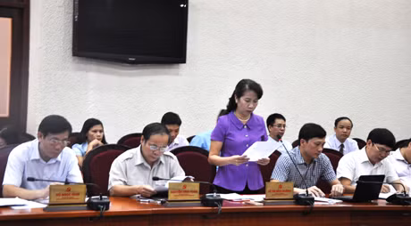 Đồng chí Lê Thị Bích Hường, Trưởng Ban Tổ chức Tỉnh ủy đọc quyết định khai mạc kỳ thi