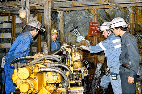 Chuyên gia Nhật Bản hướng dẫn công nhân Công ty Than Mạo Khê khoan tháo nước tại Phân xưởng đào lò 5 mức -150.
