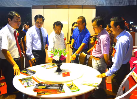 Đại diện lãnh đạo các sở, ban ngành và TP Hạ Long tham quan các gian hàng tại Hội chợ Thương mại Du lịch Hạ Long 2013