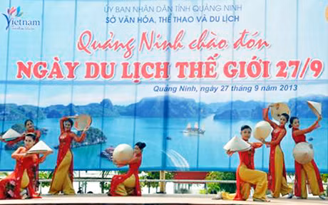 Một tiết mục biểu diễn văn nghệ chào mừng tại lễ mít tinh