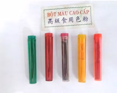  Những lọ phẩm màu bắt mắt, không rõ nguồn gốc, không ghi thành phần...được bày bán phổ biến tại nhiều chợ. Ảnh: Nguyễn Anh Thư.