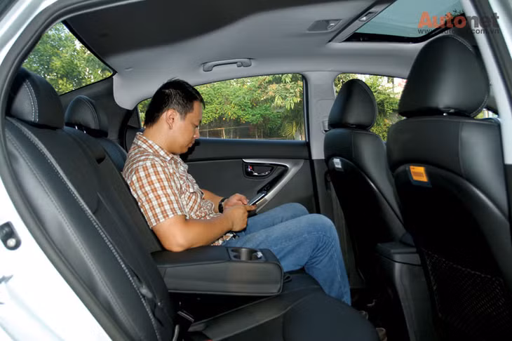 Hàng ghế sau mang lại cảm giác khá thoải mái ngay cả khi kiểu dáng thiết kế theo phong cách coupe