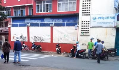 Một “cò” bắt bệnh vào phòng khám tư và một nhóm “cò” khác đang canh mồi trước cổng BV Da liễu TPHCM. Ảnh: L.N .