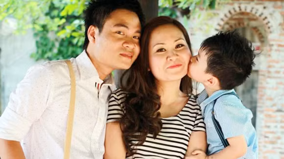 Hoàng Tùng hạnh phúc bên vợ và cậu con trai 5 tuổi