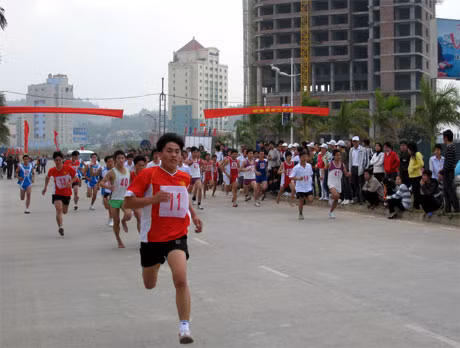 Các VĐV Quảng Ninh dự giải Marathon Quốc tế Hạ Long được tuyển chọn qua giải Việt dã của tỉnh.jpg