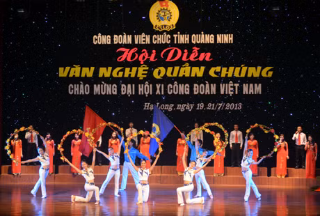 Hợp ca “Hãy hát lên bài ca Công đoàn” của Công đoàn Trường Cao đẳng Văn hóa, Nghệ thuật và Du lịch Hạ Long tại Hội diễn văn nghệ quần chúng Công đoàn viên chức tỉnh năm 2013.Ảnh: Phạm Học