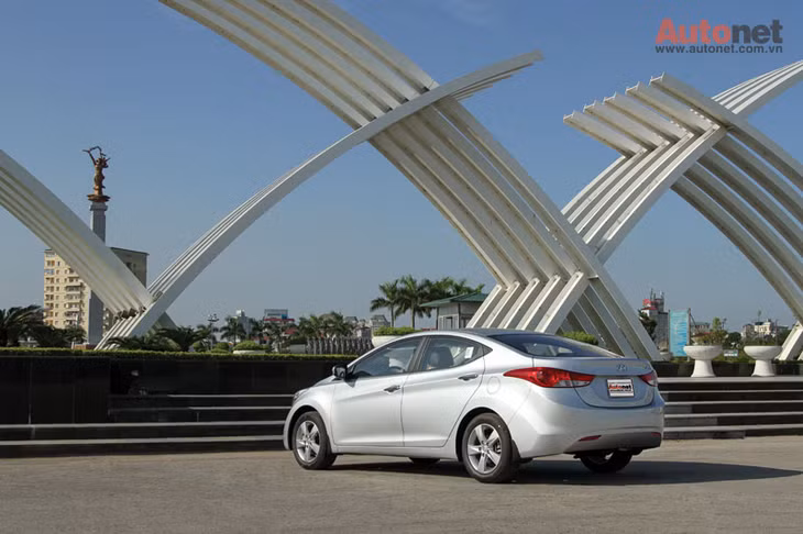 Hiện tại Hyundai Elantra vẫn là mẫu xe có ngoại hình bắt mắt nhất so với các mẫu xe đồng hạng