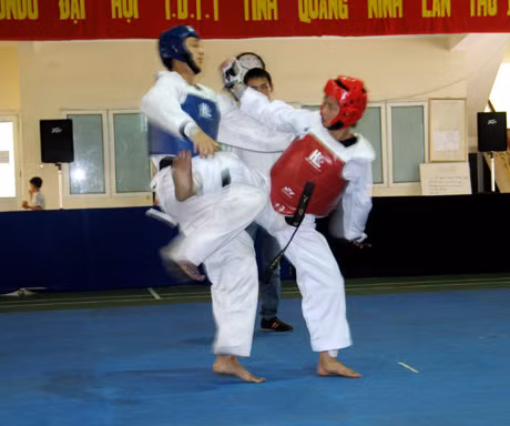 Thi đấu đối kháng nam hạng cân 60kg tại giải Teakwondo Quảng Ninh 2012.