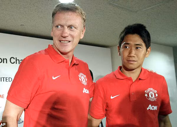 Kagawa (phải) cần kiên nhẫn và chờ đợi cơ hội.