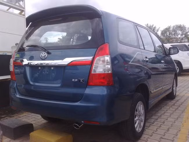 Đuôi xe của Toyota Innova Z 2014.