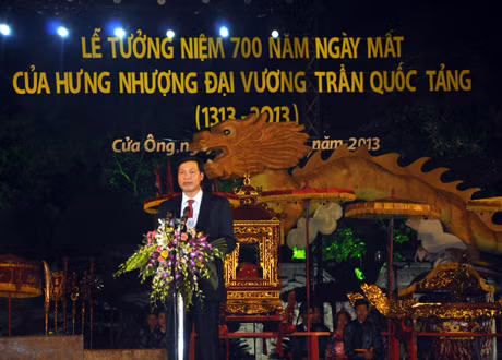 Đồng chí Nguyễn Đức Long, Phó Bí thư Tỉnh ủy phát biểu tại lễ tưởng niệm, khẳng định công lao to lớn của Hưng Nhượng Vương và giá trị di tích đền Cửa Ông.