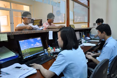 Cán bộ Chi cục Hải quan cửa khẩu Móng Cái tư vấn cho doanh nghiệp về thu thuế XNK theo Luật Thuế mới.