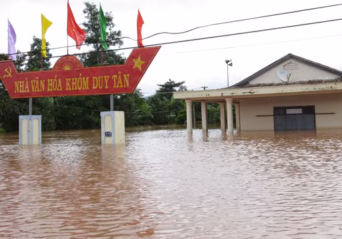  Mưa lớn kéo dài trong 3 ngày qua (từ ngày 17 đến 19/9) đã khiến nước sông trên địa bàn huyện Hướng Hóa (Quảng Trị) dâng cao, gây ra tình trạng úng ngập và cô lập tại một số xã, thị trấn Lao Bảo. Giao thông trên Quốc lộ 9 nhiều đoạn bị tắc nghẽn, các phương tiện không thể lưu thông.