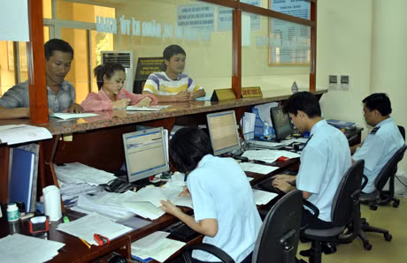 Cán bộ Chi cục hải quan Móng Cái thực hiện thủ tục thông quan cho doanh nghiệp. Ảnh: Ngọc Lan