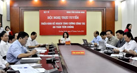 Đồng chí Vũ Thị Thu Thuỷ, Phó Chủ tịch UBND tỉnh cùng các đại biểu dự hội nghị tại đầu cầu Quảng Ninh.