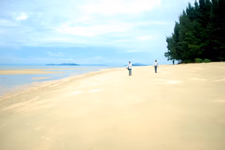Bãi biển Cái Chiên với vẻ đẹp hoang sơ rất có tiềm năng cho phát triển du lịch.