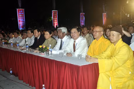 Các đồng chí lãnh đạo tỉnh, trung ương dự lễ tưởng niệm.