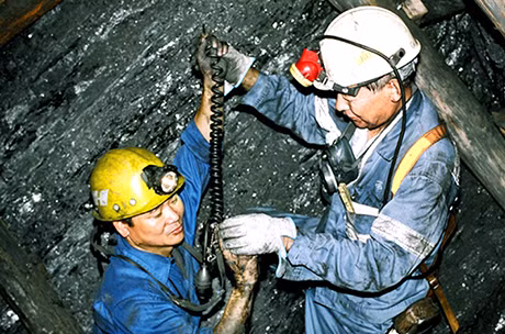 Chuyên gia Nhật Bản hướng dẫn thợ lò Phân xưởng KT5 đo khí trong lò.