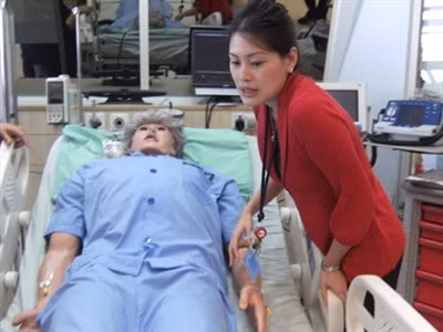 Sinh viên trường y cần được thực hành nhiều và có môi trường bệnh viện để thực tập.