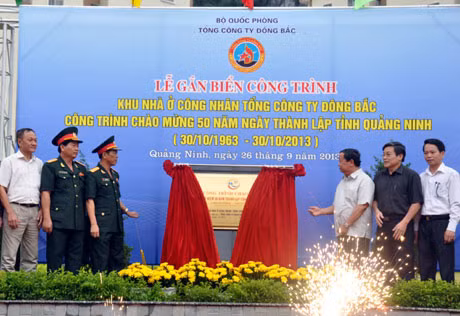 Lãnh đạo Tổng Công ty Đông Bắc và các đại biểu tham dự gắn biển chào mừng 50 năm thành lập tỉnh cho công trình