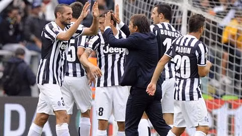  HLV Antonio Conte chia vui với các học trò