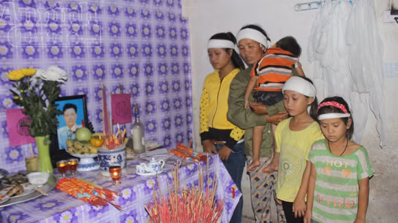 Vợ con anh Thủy đau xót bên bàn thờ của người chồng, người cha đoản mệnh