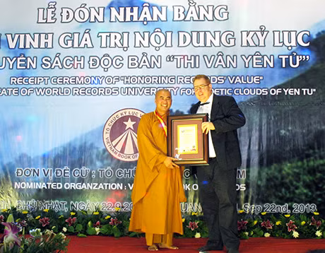 Ông Thomas Bains, Hiệu trưởng Trường Đại học Kỷ lục thế giới trao Bằng Tôn vinh giá trị nội dung kỷ lục sách độc bản “Thi Vân Yên Tử” cho Thiền viện Trúc Lâm Yên Tử.