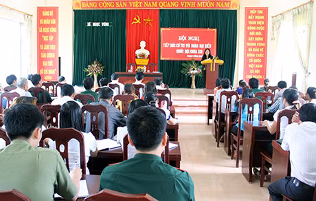 Quang cảnh buổi tiếp xúc của tri tại 2 xã Ngọc Vừng, Thắng Lợi (huyện Vân Đồn)
