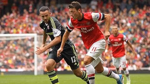 Mesut Oezil (phải) lại ghi dấu ấn trong chiến thắng của Arsenal