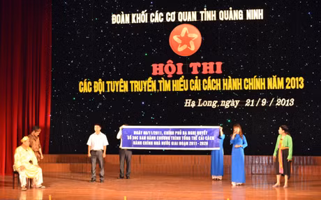 Tiểu phẩm “Ăn khoán” của đội Đoàn TN Sở GT-VT trong phần thi tiểu phẩm.