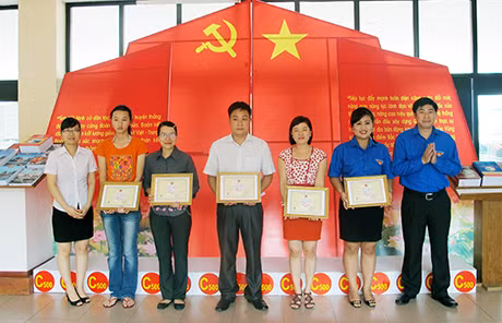 Lãnh đạo Tỉnh Đoàn trao giấy chứng nhận và phần thưởng cho các thí sinh đoạt giải thi tuần cuộc thi tìm hiểu “Quảng Ninh 50 năm xây dựng và phát triển” trên mạng internet.