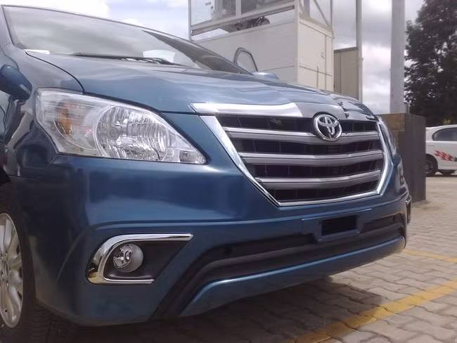 Đầu xe của Toyota Innova Z 2014.