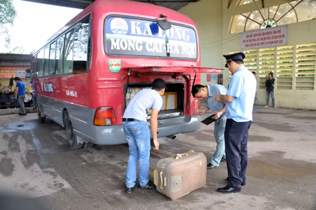 Kiểm tra phương tiện tại Trạm Kiểm soát liên hợp Km15 - Bến tàu Dân Tiến.