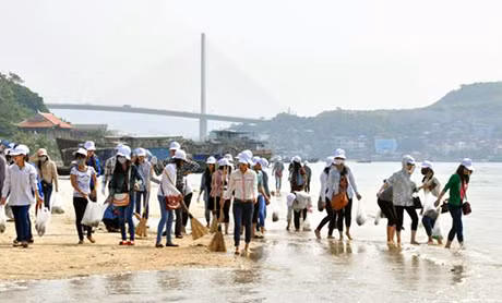 Đông đảo thanh niên, học sinh tham gia dọn rác tại khu vực bãi tắm Thanh niên
