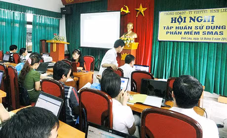Phòng GD&ĐT huyện Bình Liêu phối hợp tập huấn sử dụng phần mềm SMAS cho giáo viên các trường học trên địa bàn.