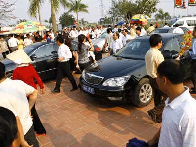 Xe công đi lễ chùa. ảnh: hồng vĩnh.