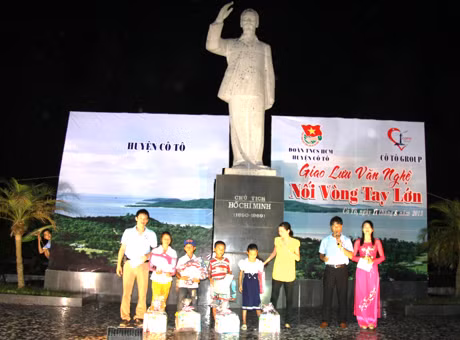 Tặng quà học sinh nghèo huyện Cô Tô