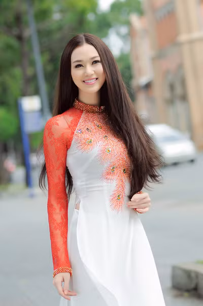 Không xuất hiện rầm rộ như chân dài khác nhưng Khánh My lại khá đắt show quảng cáo nhờ gương mặt, vóc dáng đẹp. Cô hướng bản thân đến hình ảnh người phụ nữ Việt dịu dàng, gắn liền với các bộ áo dài truyền thống.