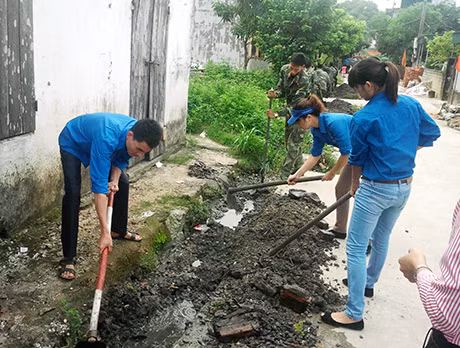 Huyện Đoàn Vân Đồn phối hợp với Đoàn cơ sở Lữ đoàn 242 nạo vét cống rãnh, dọn vệ sinh môi trường tại xã Hạ Long.