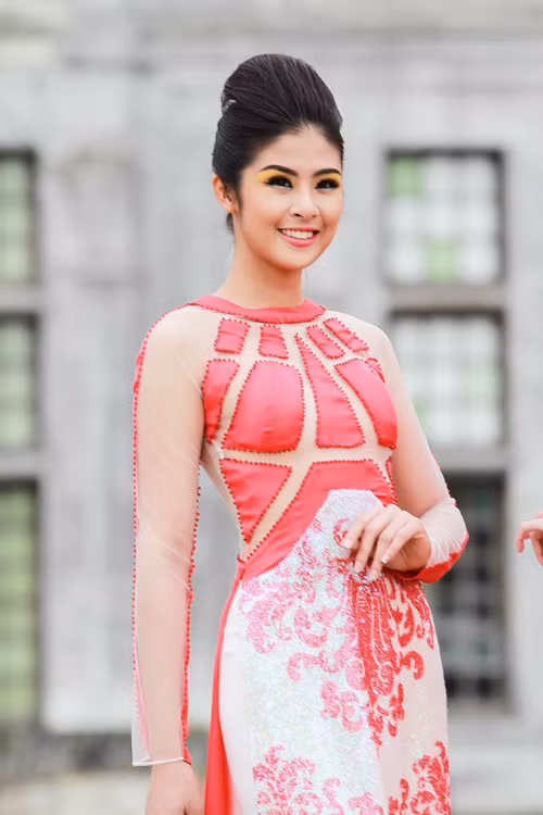 Người đẹp cũng tranh thủ đưa bố mẹ cùng đi du lịch dù lịch làm việc dày đặc.