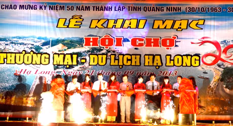 Đại diện lãnh đạo các sở, ban ngành và TP Hạ Long cắt băng khai mạc Hội chợ Thương mại Du lịch Hạ Long 2013