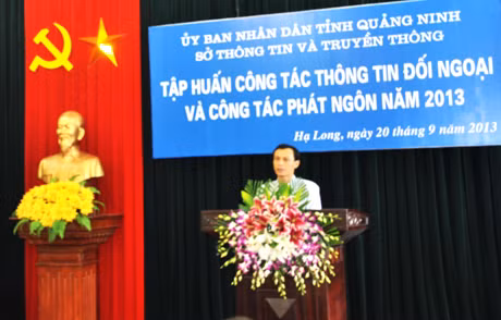 Ông Lương Thanh Nghị, Vụ trưởng Vụ Thông tin Báo chí, Người phát ngôn Bộ Ngoại giao truyền đạt thông tin tại hội nghị tập huấn 