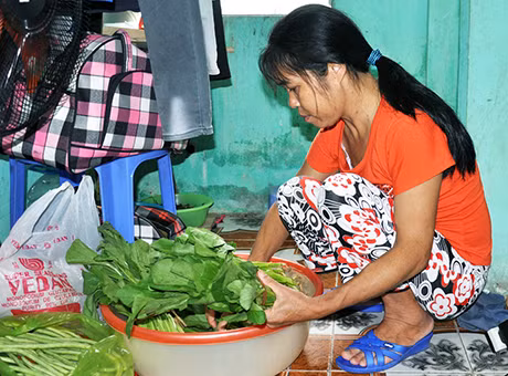 Những ngày không chạy thận, chị Năm đi bán rau để giảm bớt gánh nặng kinh tế cho gia đình.