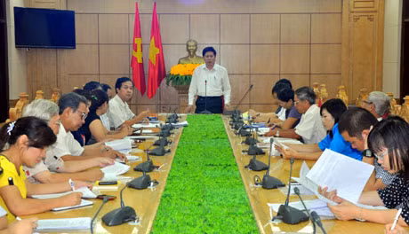 Đồng chí Phạm Hồng Cẩm, Phó Trưởng Ban Tuyên giáo Tỉnh ủy phát biểu tại hội nghị.
