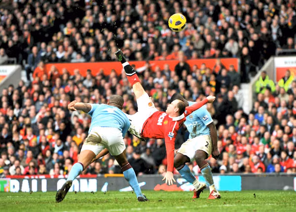 Đây sẽ là cuộc chiến một đội chơi theo trường phái Latin là Man City và CLB theo phong cách Anglo-Saxon là Man United (giữa)