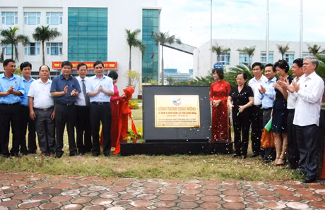 Các đại biểu gắn biển công trình
