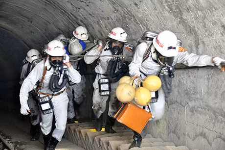 Đội cấp cứu mỏ bán chuyên Công ty Than Hòn Gai thực hành phần thi khoa mục I (xử lý sự cố,cứu người bị nạn trong lò).