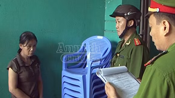 Cơ quan công an đọc lệnh bắt bà Hứa Thị Lê.