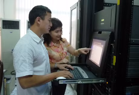 Khai thuế qua mạng giúp tạo thuận lợi cho cả cơ quan thuế và doanh nghiệp. Trong ảnh: Cán bộ Chi cục Thuế tỉnh kiểm tra thông tin về thuế của doanh nghiệp qua mạng internet.