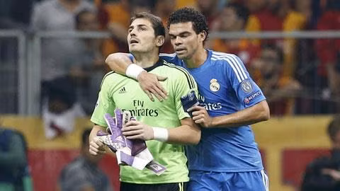 Pepe an ủi khi Casillas rời sân